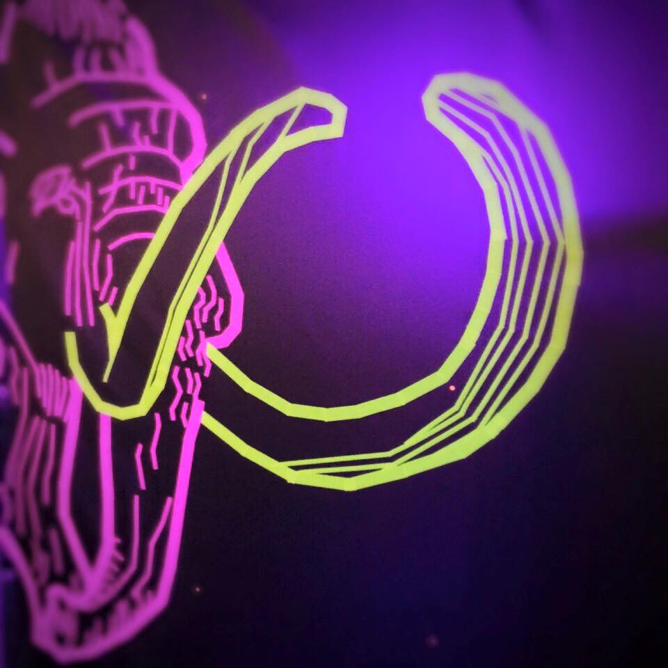 Neon Mammuts im Naturkundemuseum – Tape Art von DUMBO AND GERALD