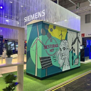 Tape Art Gestaltung des Modularen Speichersystems für Energieversorgung von Siemens – DUMBO AND GERALD – Enlit – Messe München