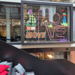 Bunte Glas Fassade – Tape Art Gestaltung für Opening House of Communication Munich – Serviceplan – Tape Art Eventdesign by DUMBO AND GERALD