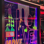 Bunte Glas Fassade – Tape Art Gestaltung für Opening House of Communication Munich – Serviceplan – Tape Art Eventdesign by DUMBO AND GERALD