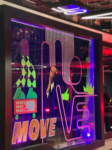 Bunte Glas Fassade – Tape Art Gestaltung für Opening House of Communication Munich – Serviceplan – Tape Art Eventdesign by DUMBO AND GERALD