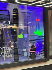 Bunte Glas Fassade – Tape Art Gestaltung für Opening House of Communication Munich – Serviceplan – Tape Art Eventdesign by DUMBO AND GERALD