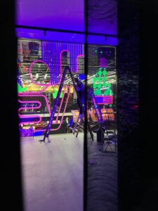 Bunte Glas Fassade – Tape Art Gestaltung für Opening House of Communication Munich – Serviceplan – Tape Art Eventdesign by DUMBO AND GERALD