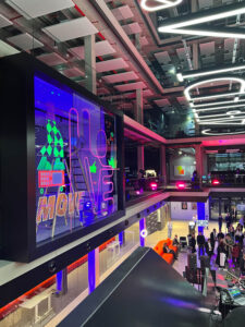 Bunte Glas Fassade – Tape Art Gestaltung für Opening House of Communication Munich – Serviceplan – Tape Art Eventdesign by DUMBO AND GERALD