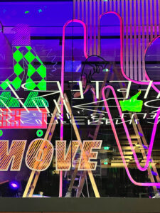 Bunte Glas Fassade – Tape Art Gestaltung für Opening House of Communication Munich – Serviceplan – Tape Art Eventdesign by DUMBO AND GERALD