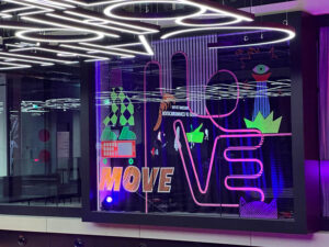 Bunte Glas Fassade – Tape Art Gestaltung für Opening House of Communication Munich – Serviceplan – Tape Art Eventdesign by DUMBO AND GERALD