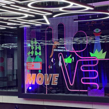 Bunte Glas Fassade – Tape Art Gestaltung für Opening House of Communication Munich – Serviceplan – Tape Art Eventdesign by DUMBO AND GERALD