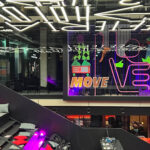 Bunte Glas Fassade – Tape Art Gestaltung für Opening House of Communication Munich – Serviceplan – Tape Art Eventdesign by DUMBO AND GERALD