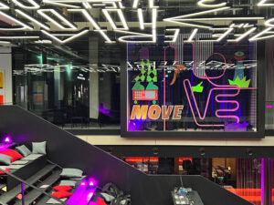 Bunte Glas Fassade – Tape Art Gestaltung für Opening House of Communication Munich – Serviceplan – Tape Art Eventdesign by DUMBO AND GERALD